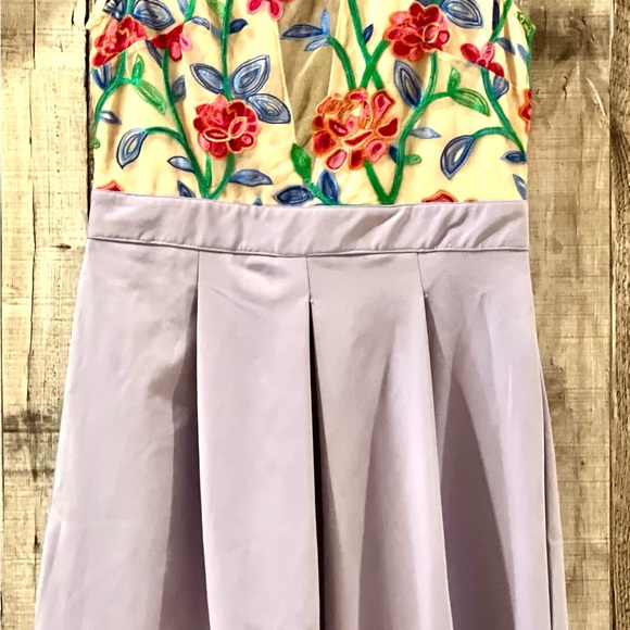 Embroidered dress open back small - Picture 7 of 12